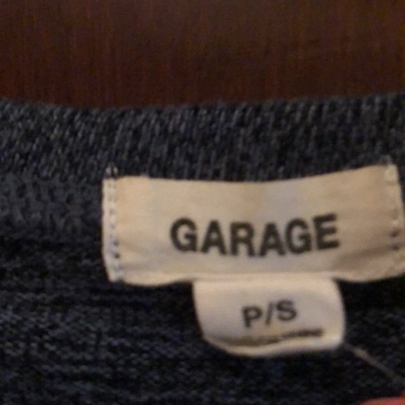 Size small V neck long sleeve. Crop top from garage. Like new - Picture 4 of 4